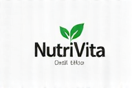 Persone sorridenti che godono di cibi freschi e sani in un ambiente luminoso e naturale.